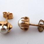 Ohrringe aus goldfarbenem Metall, mit Perlen