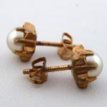 Ohrringe aus goldfarbenem Metall, mit Perlen