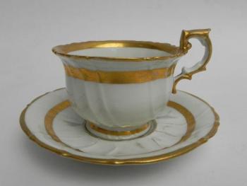 Tasse und Untertasse - weißes Porzellan - 1870
