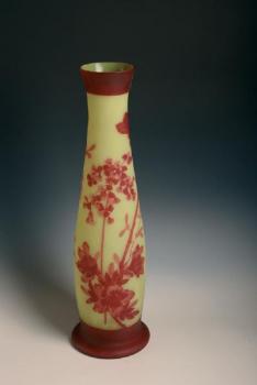 Gelbe Vase mit roten Blumen