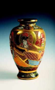 A vase with a geisha and wizards