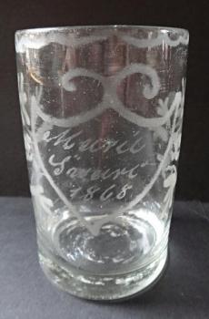 Glas mit Namen und datiert 1868