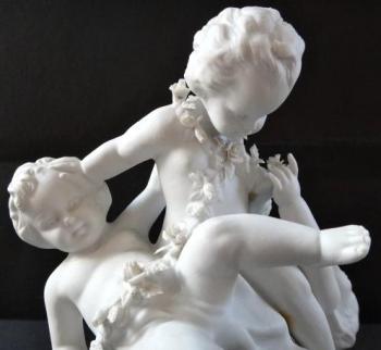 Skulptur von drei Kindern mit einer Girlande von B