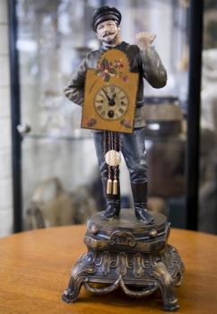 Uhr mit figuralen Skulptur - Metall - 1930