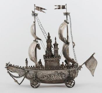 Silbernes Modellschiff