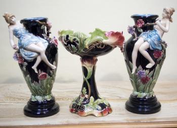 Zwei Vasen und ein Jardiniere