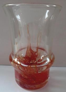 Klare Vase mit rotem Boden - Ladislav Oliva