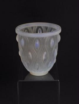 Vase - Opalglas, Pressglas - Sabino - 1930