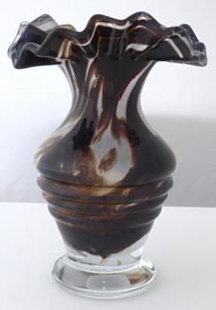 Vase mit Milch und braunem Glas
