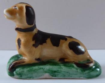 Porzellan-Miniaturstatuette eines Hundes