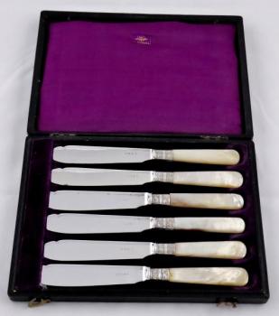 Sechs versilberte Messer mit Perlmutt -James Dixon