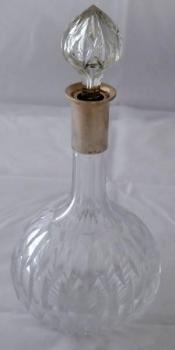 Geschliffenem Glas Karaffe mit Silber Hals