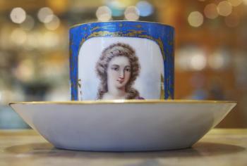 Tasse und Untertasse - weißes Porzellan - 1740