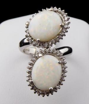 Weißgoldring mit Opalen und Diamanten 