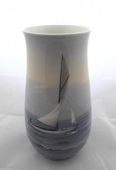 Vase mit einem Segelschiff auf See - Bing & Gronda