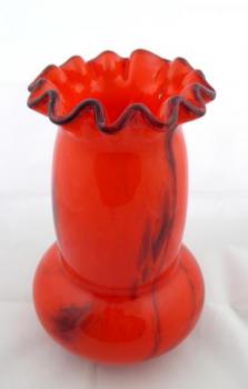 Vase aus rotem und dunklem geglühtem Glas