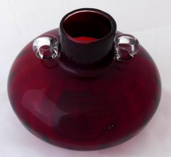 Kugelförmige Vase, farbloses und rubinrotes Glas -