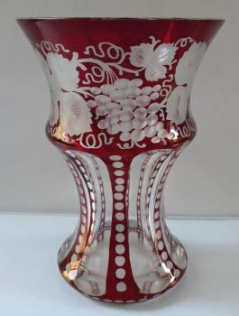 Vase mit Weinblttern und Trauben