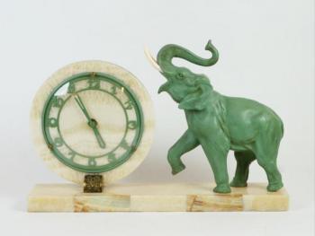 Uhr mit figuralen Skulptur - patiniertes Metall, Messing - 1930