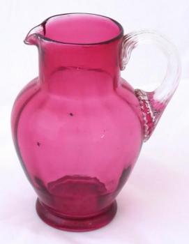 Krug aus rosa und klarem Glas