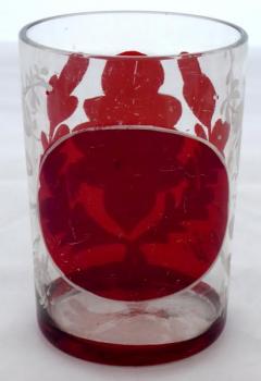Glas mit Rubinbeize und weißer Farbe