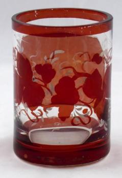 Kleines Glas mit Medaillon und Weinblättern