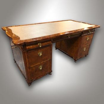 Schreibtisch - Nusswurzelfurnier, Schellakpolitur - 1830