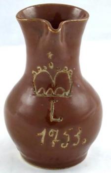 Brauner Krug mit Krone und Jahreszahl 1753