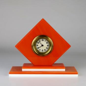 Tischuhr - orangefarbenes Glas, opaxitweies Glas - 1930