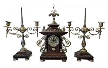 Uhr und zwei Kerzenstnder - Bronze, Holz - 1820