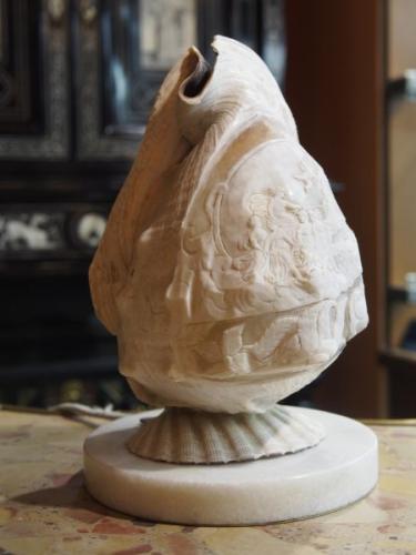 Lampe, Reliefschnitzerei in eine Muschel, Marmor, Frankreich 1900