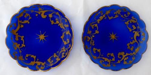 Zwei kobaltblaue Glasschalen, bemaltes Ornament - 