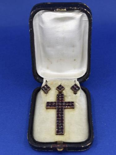 Granat-Set - Kreuz und Ohrringe, Bhmen 1890