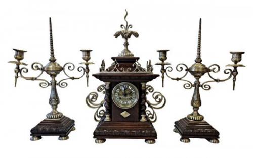 Uhr und zwei Kerzenständer - Bronze, Holz - 1820